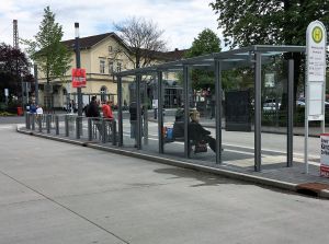 Barrierefreier Busbahnhof direkt vor dem Bahnhof