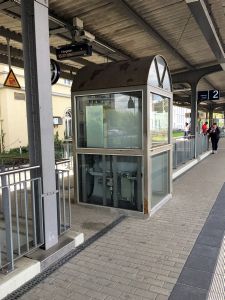 Aufzug am Bahnsteig