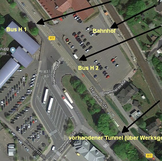 Die Lage von Bahnhaltepunkt, Bushaltestellen und Tunnel